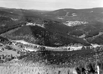 Panoramatický pohled na Kořenov a okolní krajinu