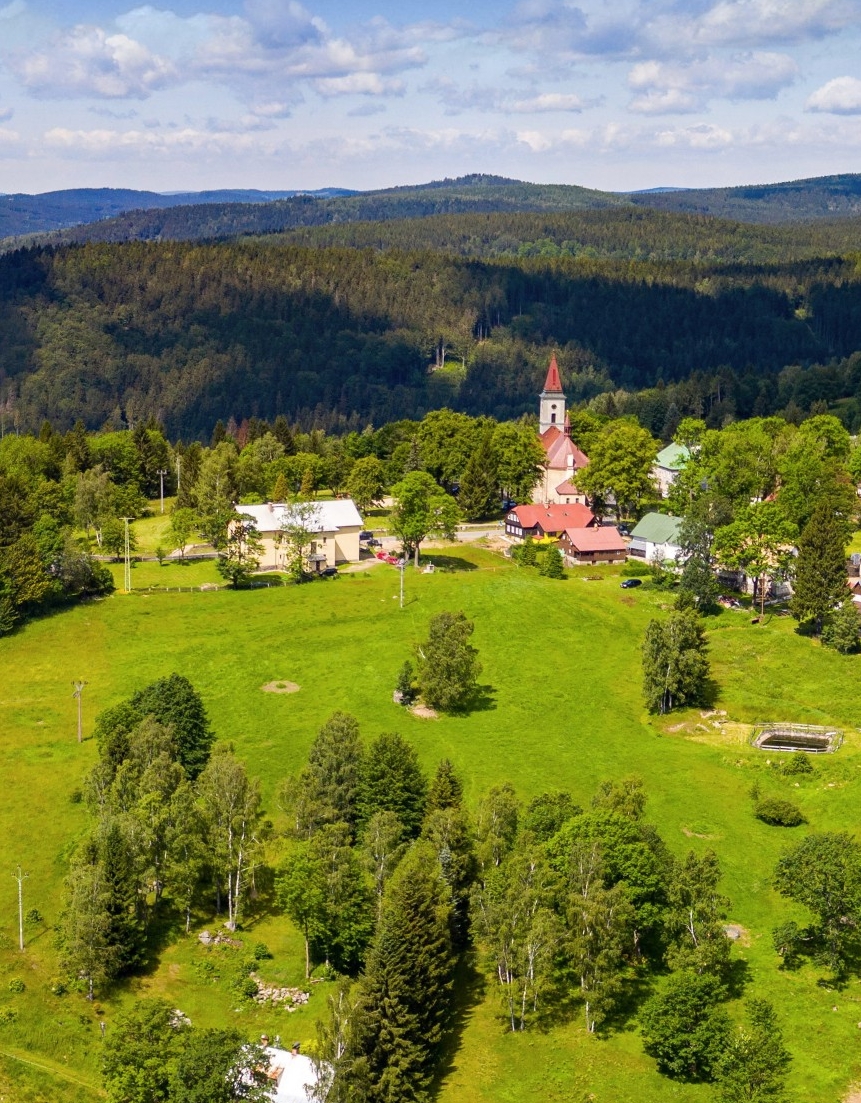 Kostel sv. Jana Křtitele na Horním Polubném - pohled na kostel z ptačí perspektivy
