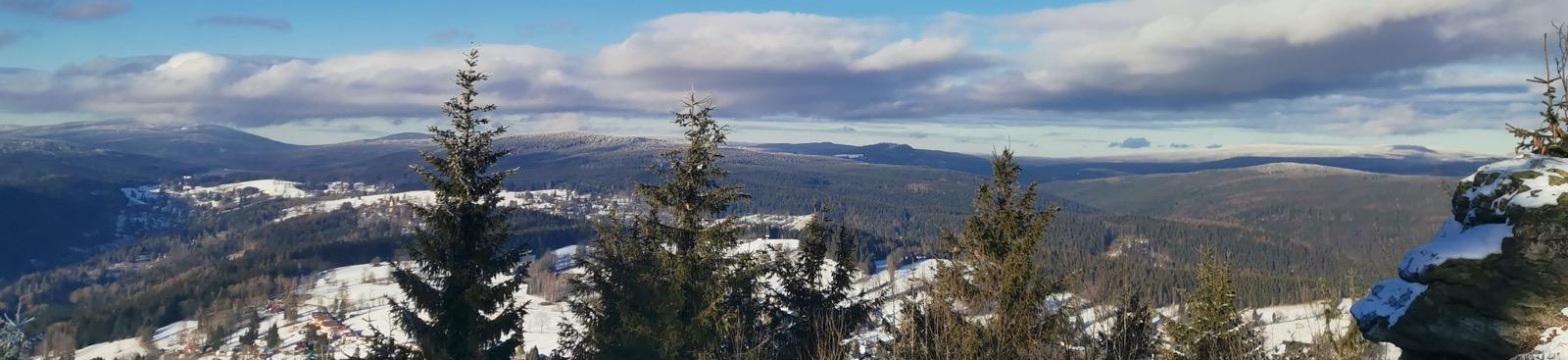 Panoramatický pohled na krajinu Kořenova a okolí s horami a přírodou